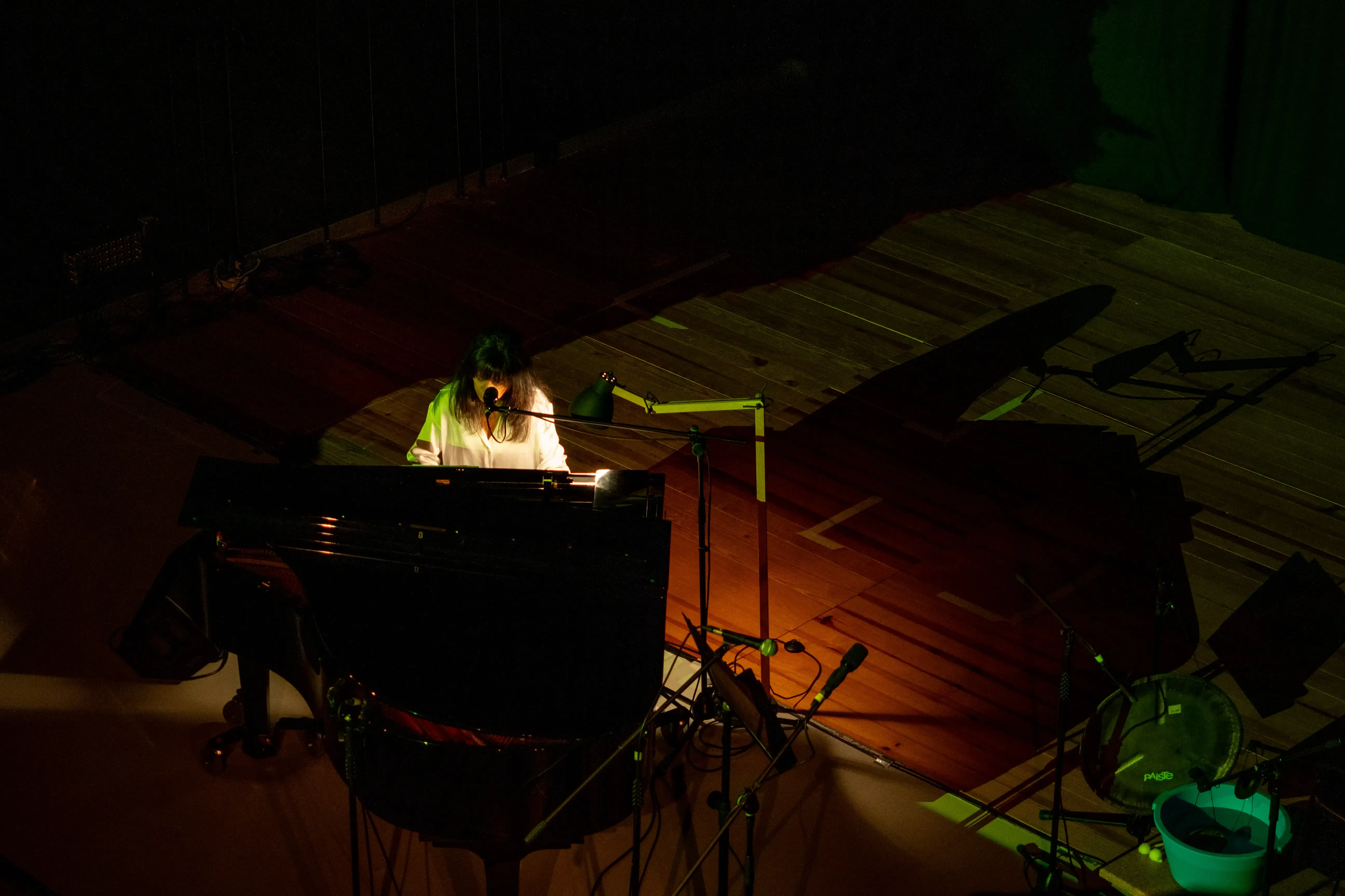 Uma mulher a tocar piano de cauda